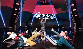 ▲愛紗（中）大讚金星的團員都很會表演。（圖／野火娛樂提供）