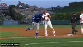 眼見大谷橫擋在前上壘無望，藍鳥塔皮亞乖乖自行出局。（圖／截取自MLB推特）