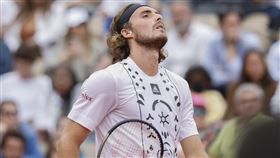 ▲西西帕斯（Stefanos Tsitsipas）次輪驚險晉級，被對手逼瘋。（圖／美聯社／達志影像）