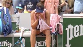 ▲羅馬尼亞好手貝古（Irina Camelia Begu）因情緒失控摔球拍打哭觀眾席上的小男孩。（圖／翻攝自@OpenCourt推特）