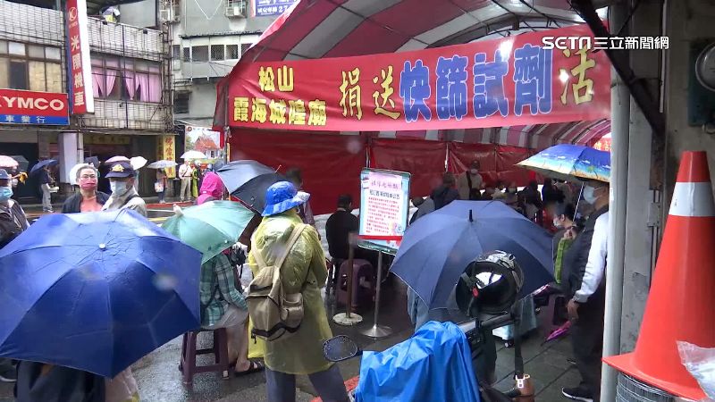 6千份快篩免費發！霞海城隍廟被排爆