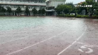 台中淹水災情慘！國中操場秒變游泳池