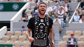 ▲法國老將西蒙（Gilles Simon）放聲嘶吼，歡慶個人職業生涯第500勝。（圖／翻攝自法網推特）