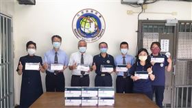▲左四為移民署南投收容所林建宏所長，感謝慈濟志工們捐贈防疫物資守護第一線人員健康。（圖／移民署提供）