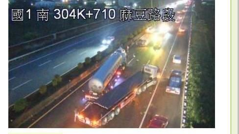 新／國1化學槽車4車連撞　3人送醫