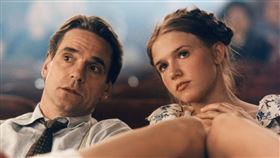 《蘿莉塔》傑瑞米艾朗、多明妮克史旺。（圖／車庫娛樂提供）