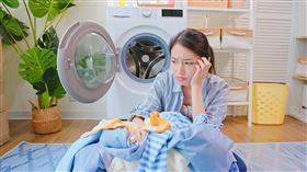 ▲連續下雨、潮濕悶熱天氣，你也有這兩大困擾嗎？室內晾衣容易有悶臭味，以及大量滋生塵螨過敏原，讓噴嚏打不停，洗衣時徹底洗淨衣服異味和塵螨過敏原才是解決關鍵！（圖／業者提供）