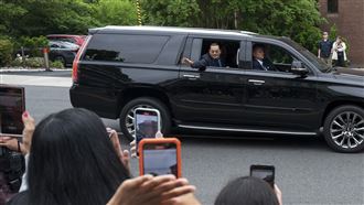 強尼戴普受英雄式歡迎！法庭外全擠爆