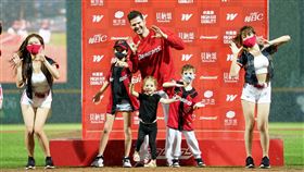 布里悍獲得單場MVP，賽後開心和寶貝兒女跳舞慶祝。（圖／味全龍提供）