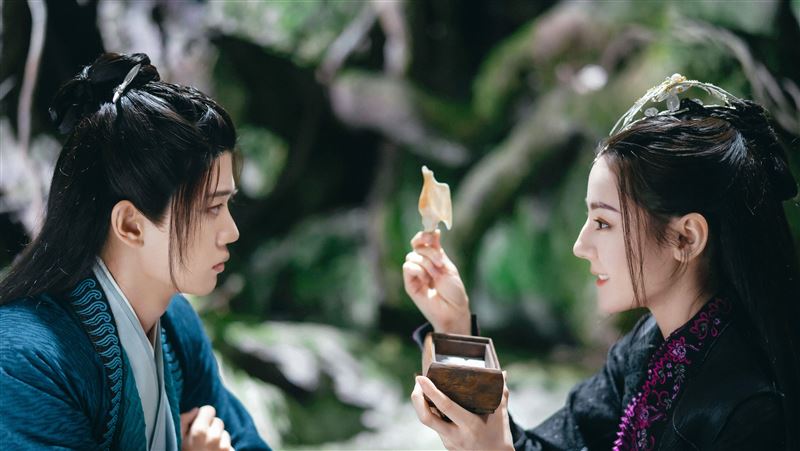 迪麗熱巴腰力強　對手「體內」遞信物