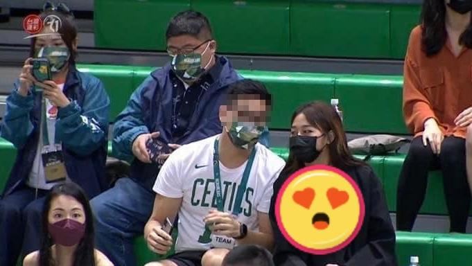 蔡易餘看球賽被拍　女球迷車頭燈好亮