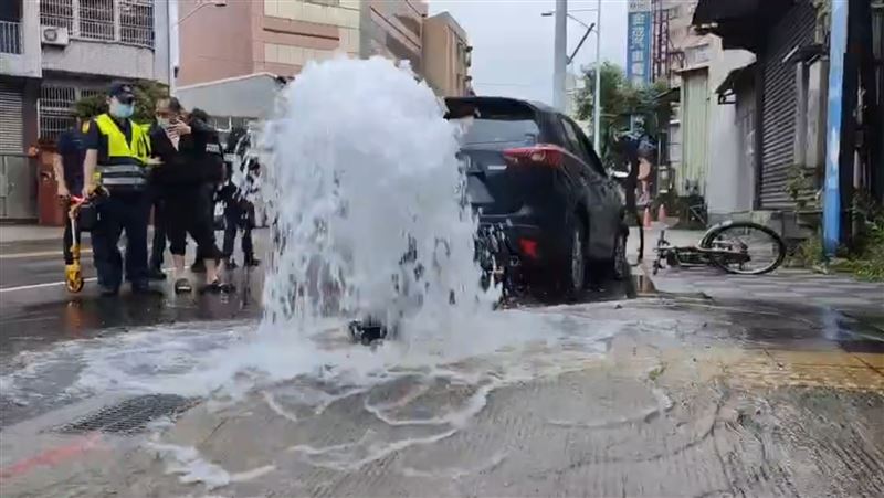 誇張！酒駕男「想喝水」竟撞斷消防栓