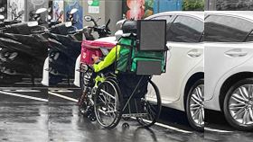 生命鬥士！豪大雨中仍堅持坐輪椅送餐