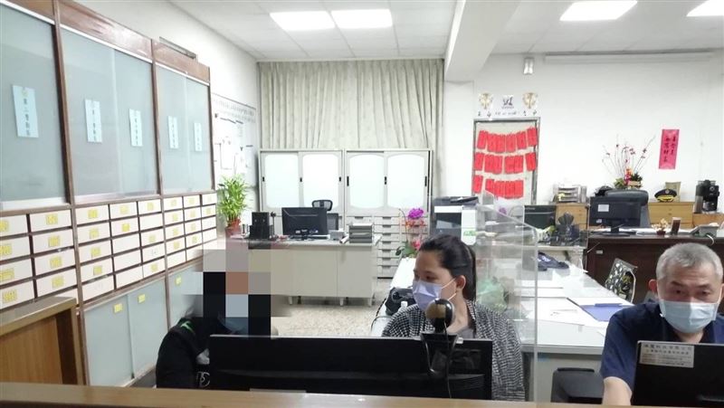 印女亂闖馬路挨撞　警一查身份驚呆
