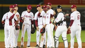 桃猿勝悍將  奪下近期3連勝中職樂天桃猿隊9日在樂天桃園球場迎戰富邦悍將隊，終場以4比1拿勝，為近期3連勝，賽後選手在場中擊掌致意。中央社 111年5月9日