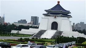 中正紀念堂「車來速」開跑汽車道排滿待篩檢車輛。（記者邱榮吉/攝影）