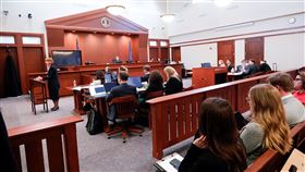 本次開庭時所有拍攝角度避開陪審團，成員身分是禁止被公開。（圖／路透社／達志影像）