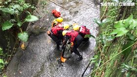 南投消防隊搜救一日一夜，找到落水老婦，但已明顯死亡。（圖／翻攝畫面）