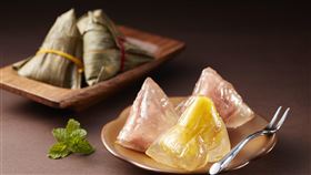 OK超商與五星飯店業者合作推出高級餡料的粽子與水果甜粽。（圖／OK提供）