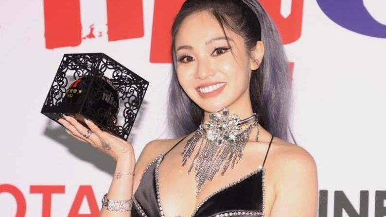 陳芳語〈玻璃心〉奪獎　辣洩大片肉色