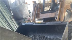 高雄少女遭堆高機夾困重創 翻攝