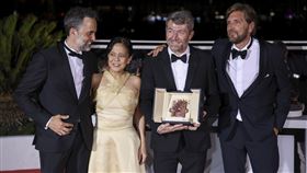 第75屆坎城影展,瑞典導演魯本奧斯倫執導的社會諷刺喜劇片「無限悲情」（Triangle of Sadness）勇奪最佳影片金棕櫚獎（圖／美聯社／達志影像）