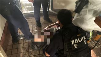 男持刀丟警汽油彈　中槍落網畫面曝光