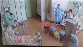 染疫重症夫妻兩人一室治療花蓮一對老夫妻先後確診，因重症送慈濟醫院治療，兩人染病之初必須分隔兩病房，直到指揮中心5月底宣布專責病房可兩人一室，醫療團隊經過評估後，老夫妻兩人才同室接受治療。（花蓮慈濟醫院提供）中央社記者李先鳳傳真　110年7月8日
