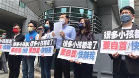 聲援郭彥均  國民黨立委赴刑事局遞狀自首（1）藝人郭彥均因在臉書貼文「許多孩子走了」引議論，國民黨立法院黨團總召曾銘宗（右3）等6名立委29日前往刑事局提出遞狀自首，希望警方把立委法辦，會有更多人站出來捍衛言論自由及民眾健康權益。中央社記者劉建邦攝  111年5月29日
