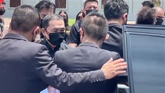 悲送母親出殯　侯友宜：爸爸想媽媽了