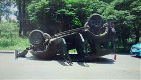 和轎車碰撞！輕戰車「倒退嚕」後翻覆　四輪朝天畫面曝，圖／翻攝畫面