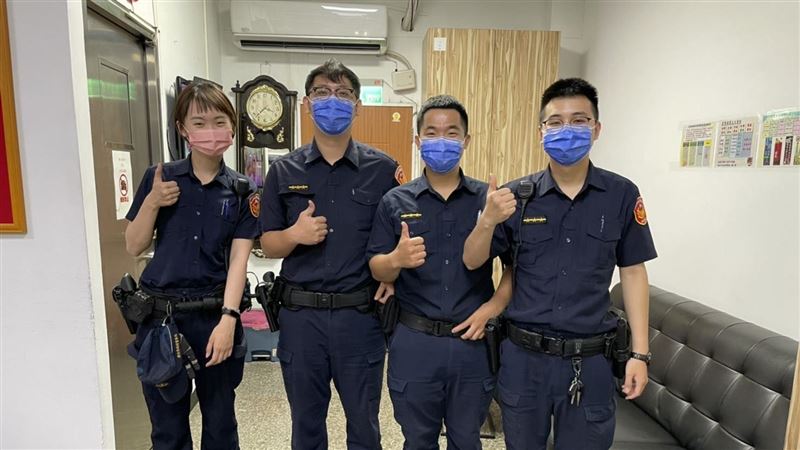 失意男枯坐爛泥巴　淡水警驚險救援
