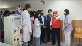 行政院長蘇貞昌今（29）日赴部立台中醫院慰勞醫護人員辛勞。（圖／行政院提供)