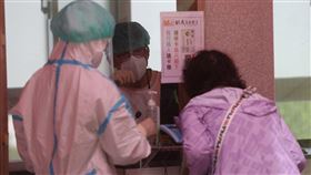 桃園市快篩陽民眾看診（1）國內COVID-19疫情嚴峻，確診者持續增加，單日死亡率突破千分之1。桃園市快篩陽民眾29日在中路運動公園社區醫療採檢站看診。中央社記者吳家昇攝　111年5月29日