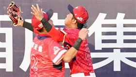 味全龍洪瑋漢（右）、郭天信守備時撞在一起。（圖／味全龍提供）