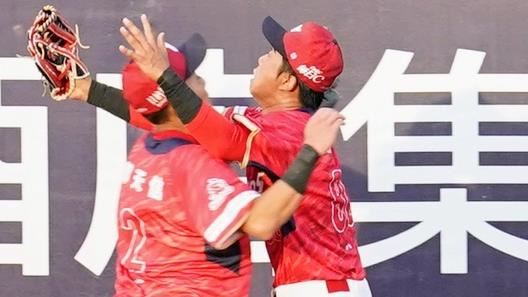 驚悚！搶接飛球相撞　味全外野手送醫