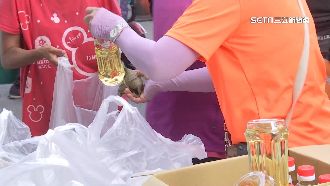 石頭、廢鐵占位領粽子　民眾爆衝突