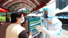 桃園中路運動公園　快篩陽民眾看診（2）國內COVID-19疫情嚴峻，確診人數不斷增加。桃園市快篩陽民眾29日在中路運動公園社區醫療採檢站看診，醫護人員引導民眾排隊看診。中央社記者吳家昇攝  111年5月29日