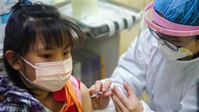 家長帶孩子施打疫苗  提升保護力（3）國內COVID-19疫情嚴峻，兒童重症病例增加，許多家長紛紛帶孩子接種兒童疫苗，新北市板橋區蕭中正醫院28日一早就相當忙碌，醫護人員仔細替小朋友接種疫苗，提升保護力。中央社記者王騰毅攝  111年5月28日