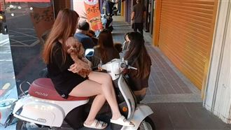 火場頻傳爆裂聲　3女受困抱5狗驚逃