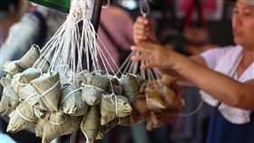 端午節粽子銷量佳端午節到來，不少民眾都會吃粽子應景，25日傳統市場賣粽子的店家生意興隆、銷量佳。中央社記者王騰毅攝　109年6月25日