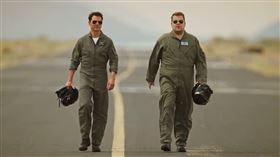 阿湯哥在親自駕駛噴射機載詹姆斯柯登（後者）。（圖／翻攝自latelateshow IG）