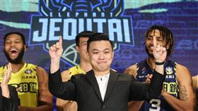 SBL新球季  九太教頭盼打造防守最兇悍球隊第19季超級籃球聯賽（SBL）即將開打，高雄九太科技13日下午舉行開季記者會，總教練徐仲毅（前）表示，要把九太打造成防守最兇悍的球隊。中央社記者鄭清元攝  110年12月13日