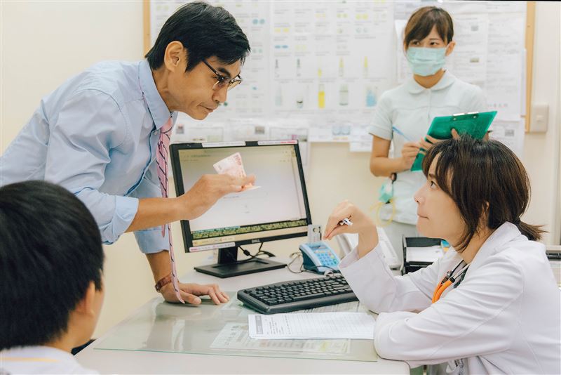 夏靖庭在《村裡來了個暴走女外科》飾演蔡淑臻的老師。（圖／公視提供）