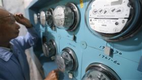 電價非全面調漲　對物價影響不到0.08%經濟部16日召開電價費率審議會，決議調漲平均電價3%，並決定將住宅及小商家用戶不調漲門檻分別調高至500度及1500度，預估對消費者物價指數（CPI）影響不到0.08%。中央社記者徐肇昌攝　107年3月16日