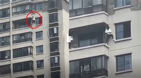 偷情到一半老公回來？超猛小王「37樓徒手爬牆到3樓（圖／翻攝自西部決策微博）