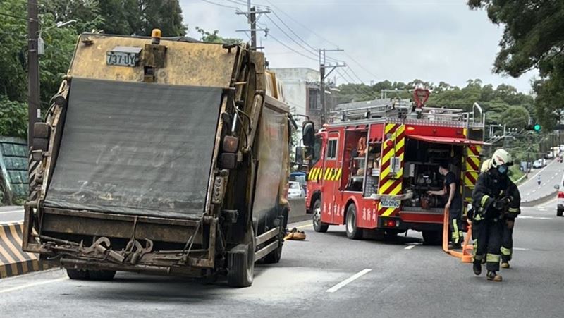 淡水垃圾車起火！　爆胎摩擦路面竄火