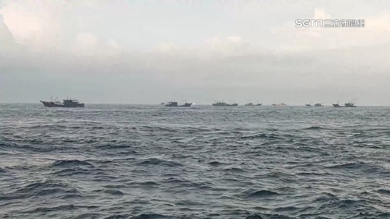 目擊中籍漁船聚！澎漁民批：假禁漁期