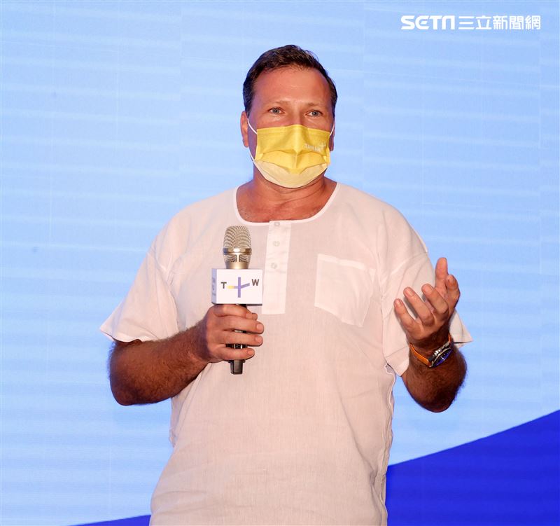 李豪主持TaiwanPlus探索多元台灣向世界介紹台灣味。（記者邱榮吉/攝影）