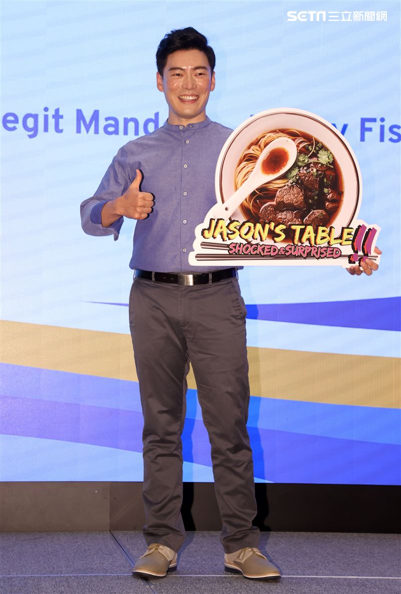 王凱傑主持TaiwanPlus探索多元台灣向世界介紹台灣味。（記者邱榮吉/攝影）